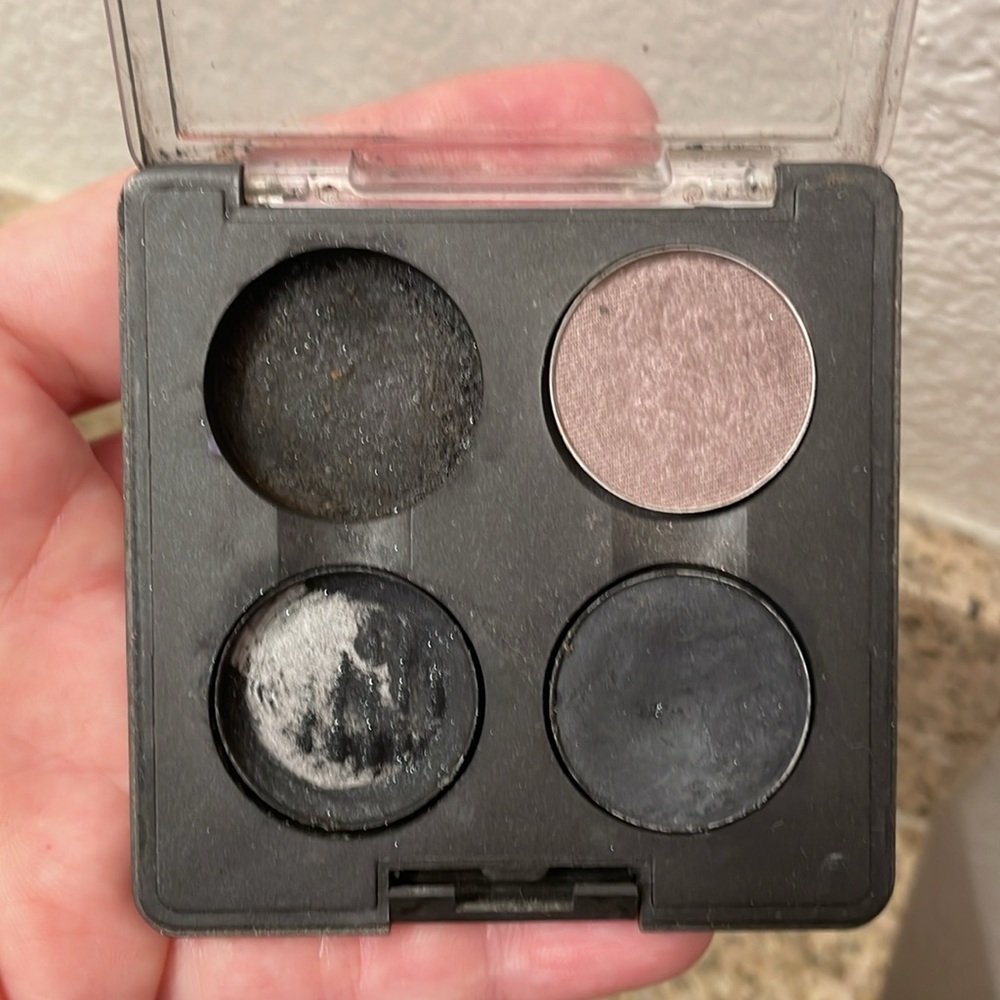 MAC 4-Pan Eyeshadow Palette with: Shale, Carbon, and a bit of Black Tied
